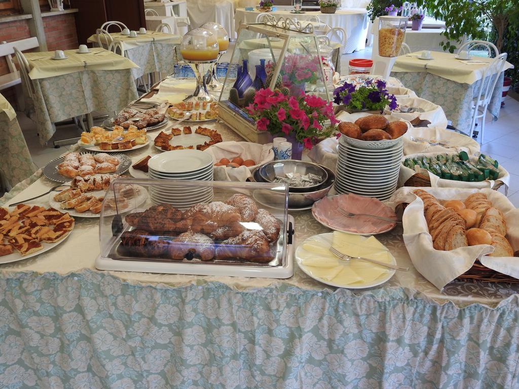 Grappolo D'Oro Hotel Pietrasanta Bagian luar foto