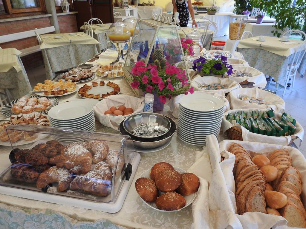 Grappolo D'Oro Hotel Pietrasanta Bagian luar foto